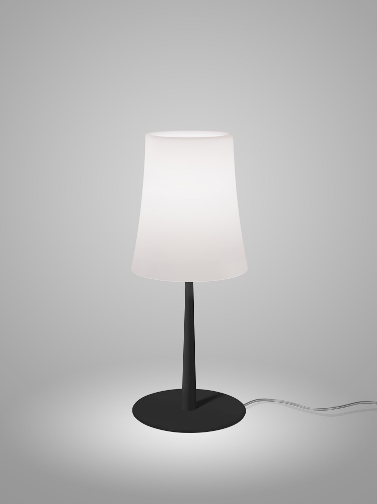 Schwarze Birdie Easy Tischleuchte von Foscarini mit weißem Lampenschirm für stimmungsvolle Beleuchtung.