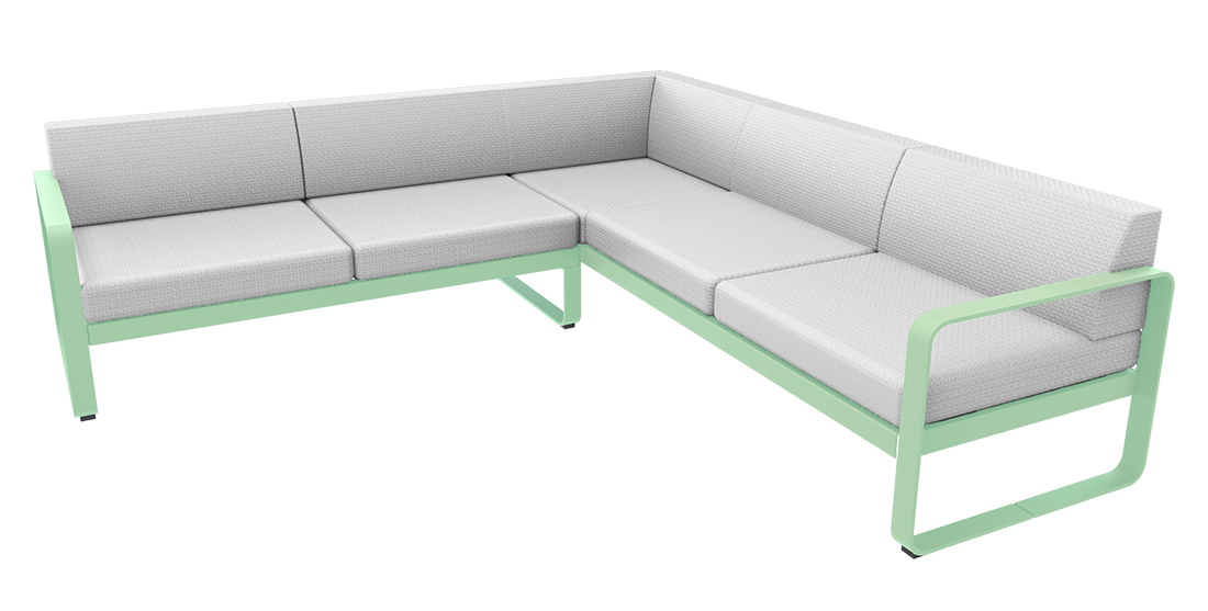 Bellevie Lounge Sofa von Fermob, Outdoor-Ecksofa mit hellgrünem Rahmen und hellgrauen Polstern.