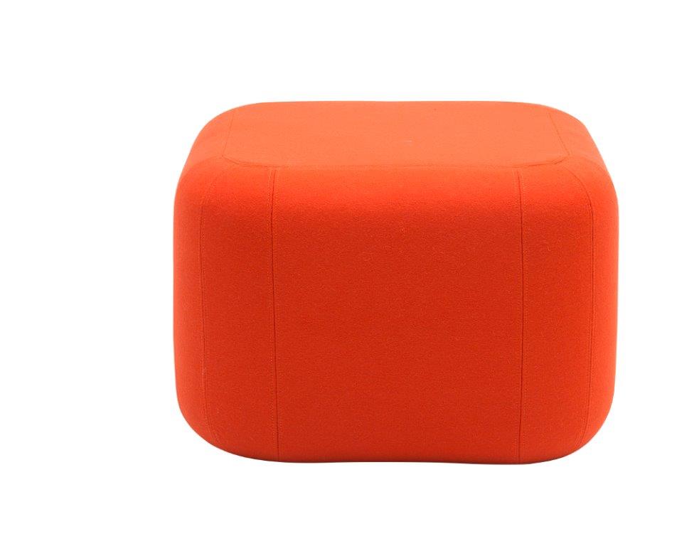 Oranger, quadratischer Hocker. Gepolsterter Sitzhocker, ideal als Sitzgelegenheit oder Fußablage. Quadro Hocker.