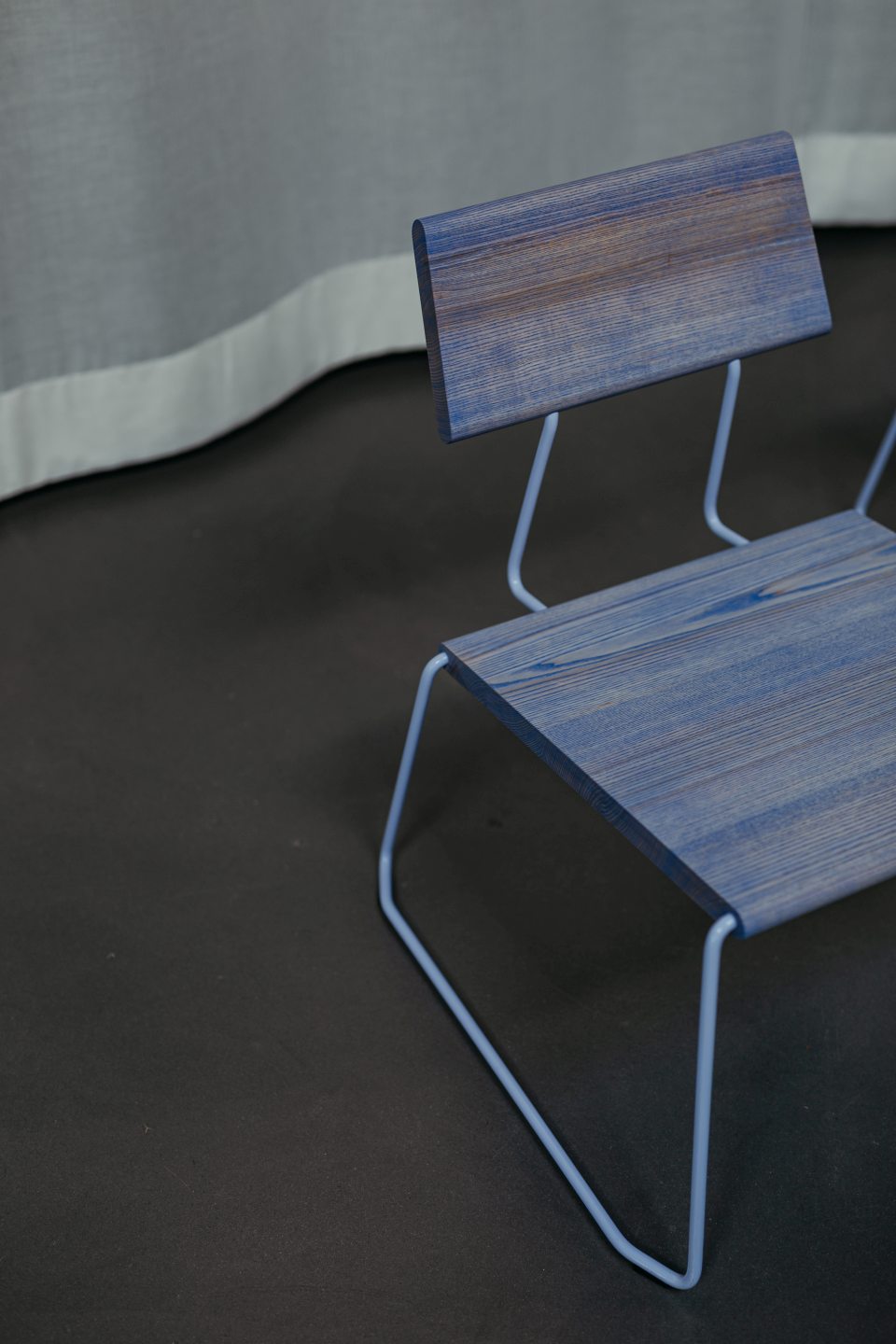 Nahaufnahme des D:007 Loungechairs Kohleschwarz von Fuchs & Habicht, moderner Designstuhl.
