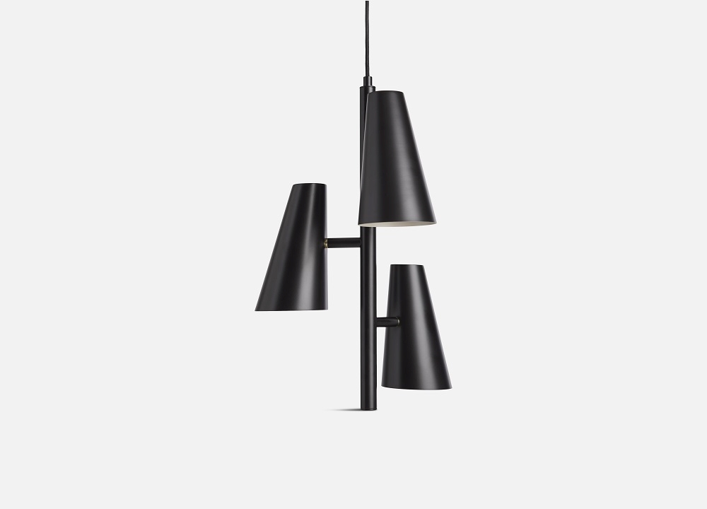 Schwarze Cono Pendelleuchte von Woud mit drei konischen Lampenschirmen für moderne Innenbeleuchtung.