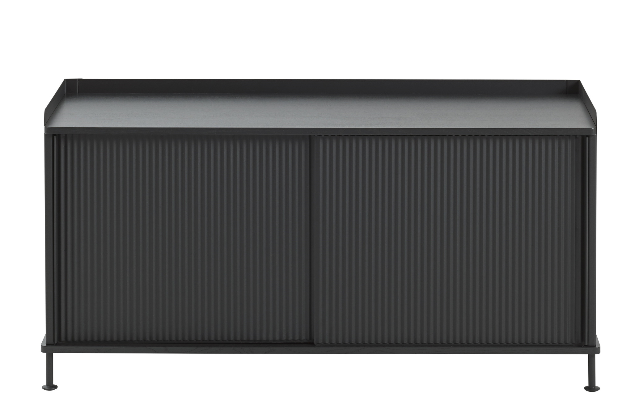 Enfold Sideboard Low von Muuto in Schwarz mit Schiebetüren und gerippter Oberfläche.