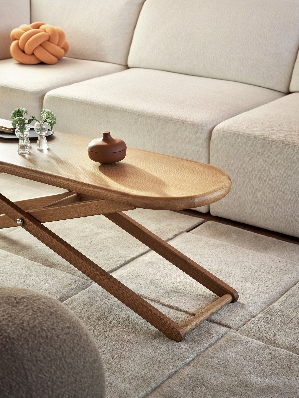 Cinderella Table Tisch von Design House Stockholm aus Holz, mit Deko-Objekten auf einem Teppich.