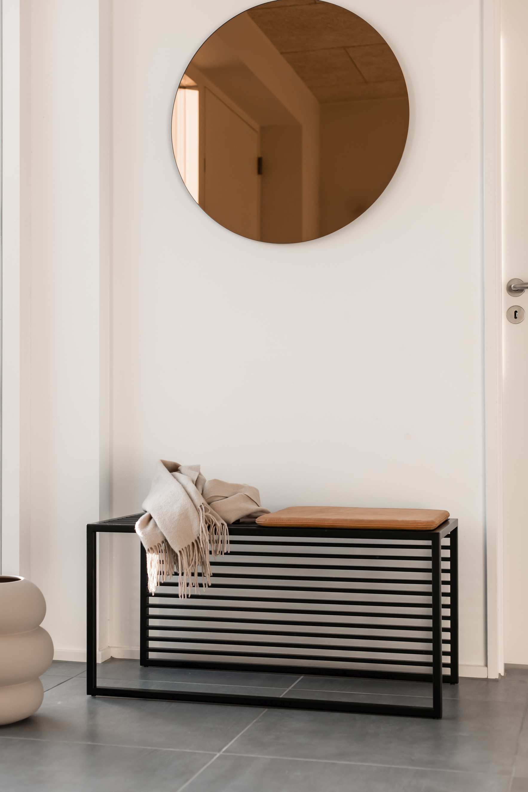 Element Bench Bank von novoform im Flur mit Decke und Spiegel, modernes skandinavisches Design.