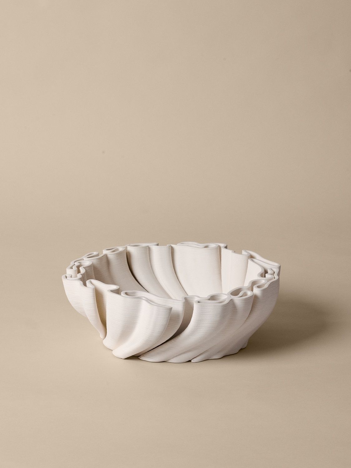 Off-white Dedali Bowl Schale von Ferm Living, dekorative Keramikschale mit gewelltem Rand für Obst, Salate oder Deko.