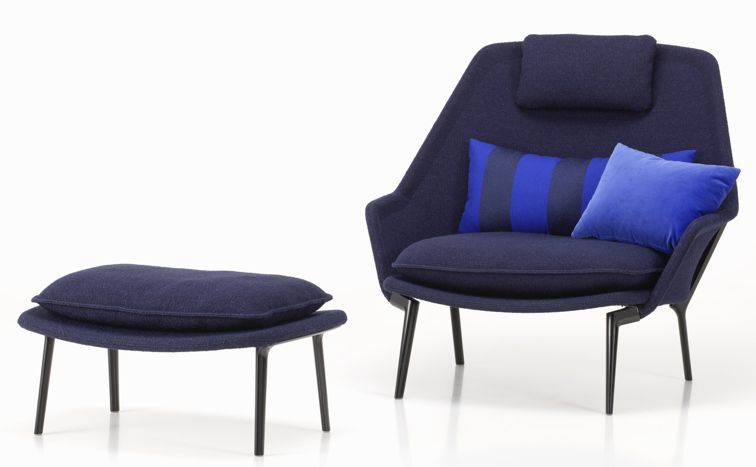 Vitra Slow Chair Sessel mit Ottoman in blauem Stoff und Kissen.