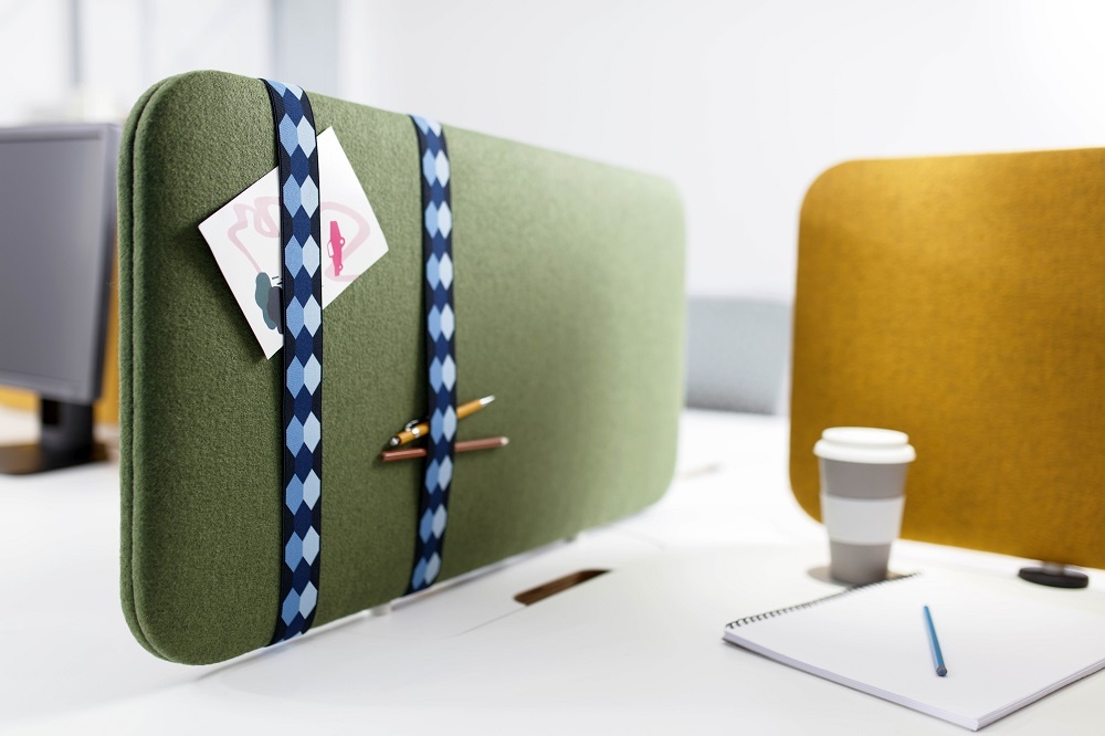 Cascando Pillow Desk Akustikelement in Grün mit Stiften und Notiz. Schallabsorbierendes Büroaccessoire.