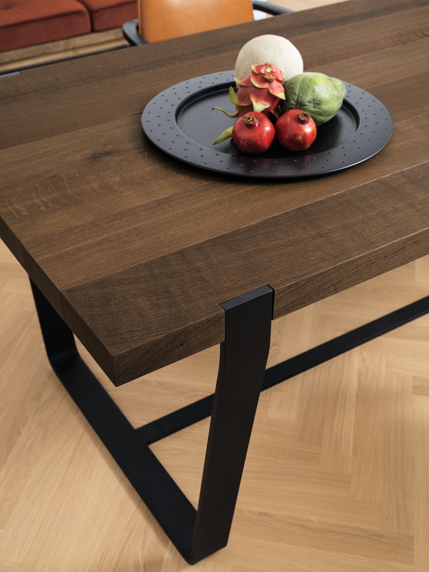 Detailaufnahme vom Janua BB 11 Clamp Tisch mit geräucherter Eichenplatte und schwarzem Metallgestell.