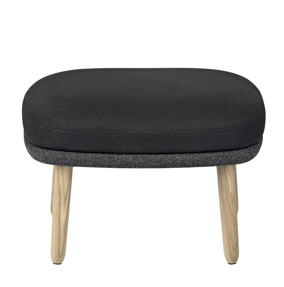JH11/JH12 Fußhocker für Ro Sessel von Fritz Hansen mit grauem Stoffbezug und Holzbeinen.