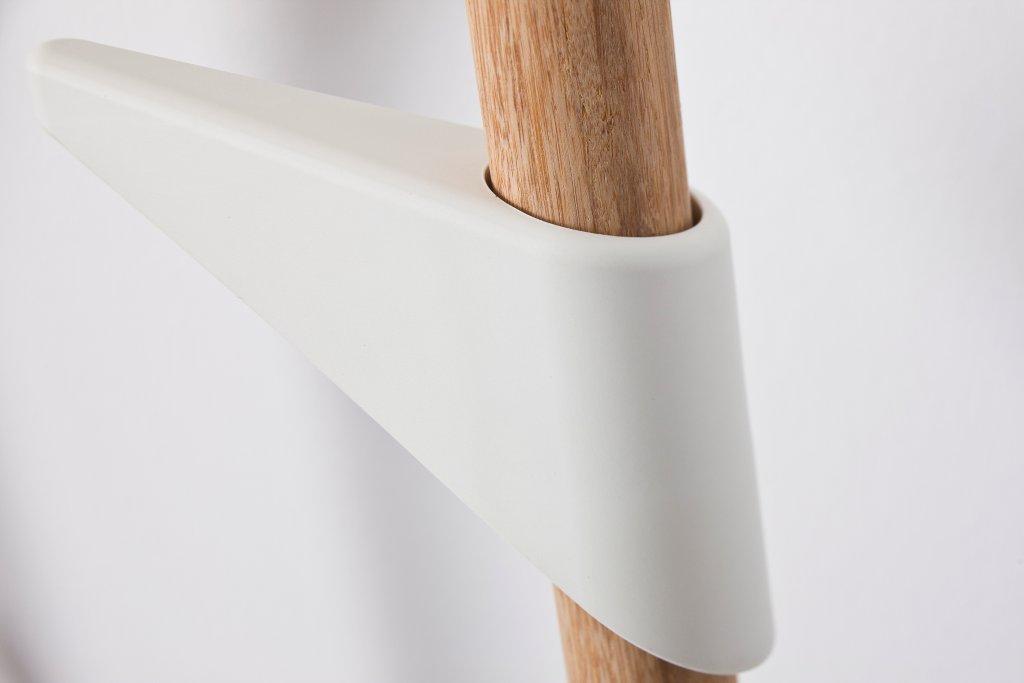 Detailaufnahme der Cascando Bamboo Wandgarderobe: Bambusstab mit weißem, dreieckigem Halterungselement für moderne Wandbefestigung.
