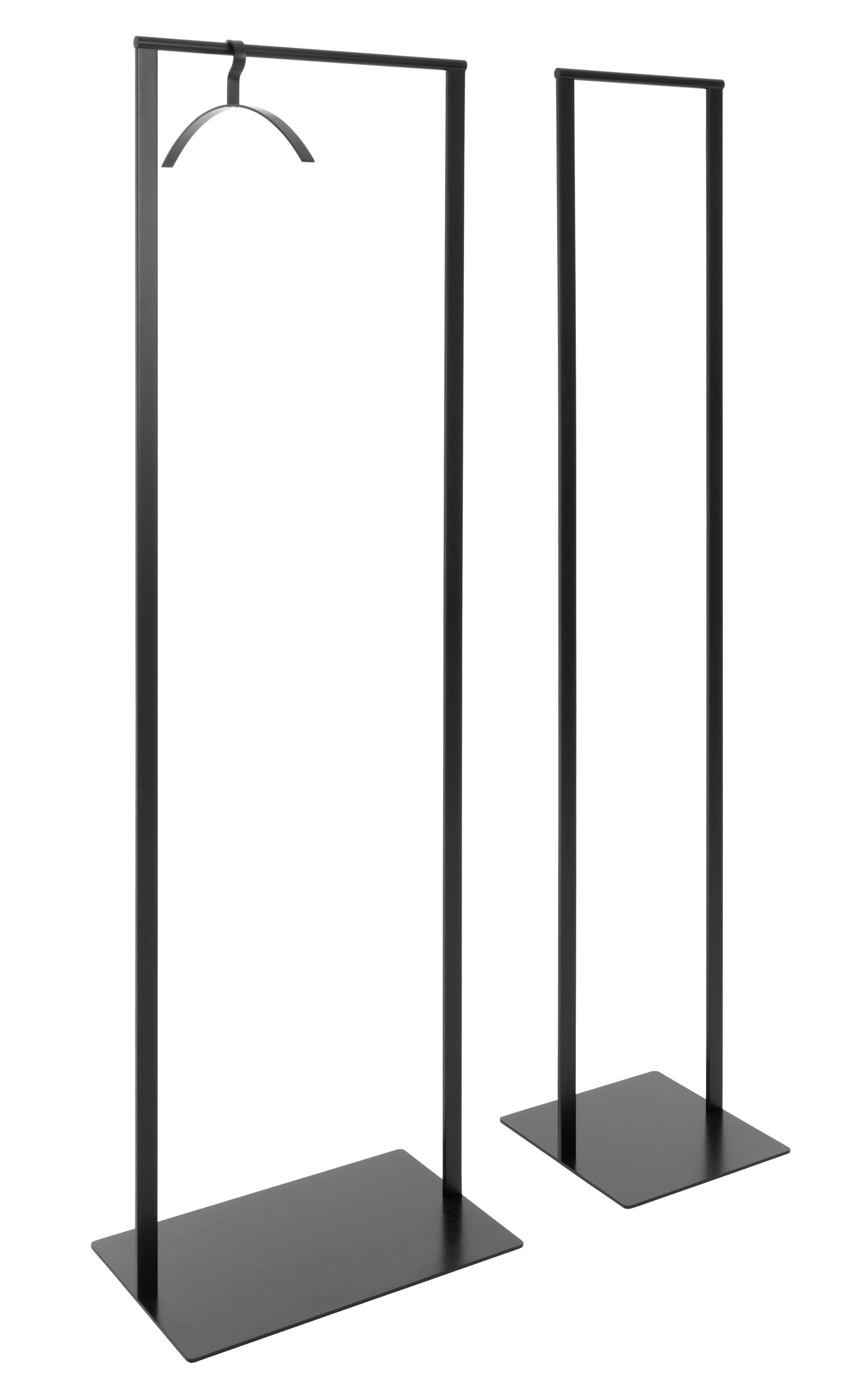 Schönbuch Slim Garderobenständer aus schwarzem Metall, minimalistisches Design mit rechteckigem Fuß und Kleiderbügelhalter.
