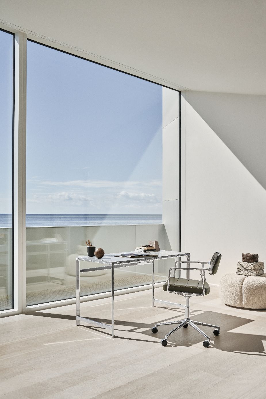 Vipp 453+ / Vipp453+ Swivel Chair Draaistoel ZWART LEER / GEPOLIJST ALUMINIUM FRAME MET GLIJDERS Vipp UNIEKE EXEMPLAREN