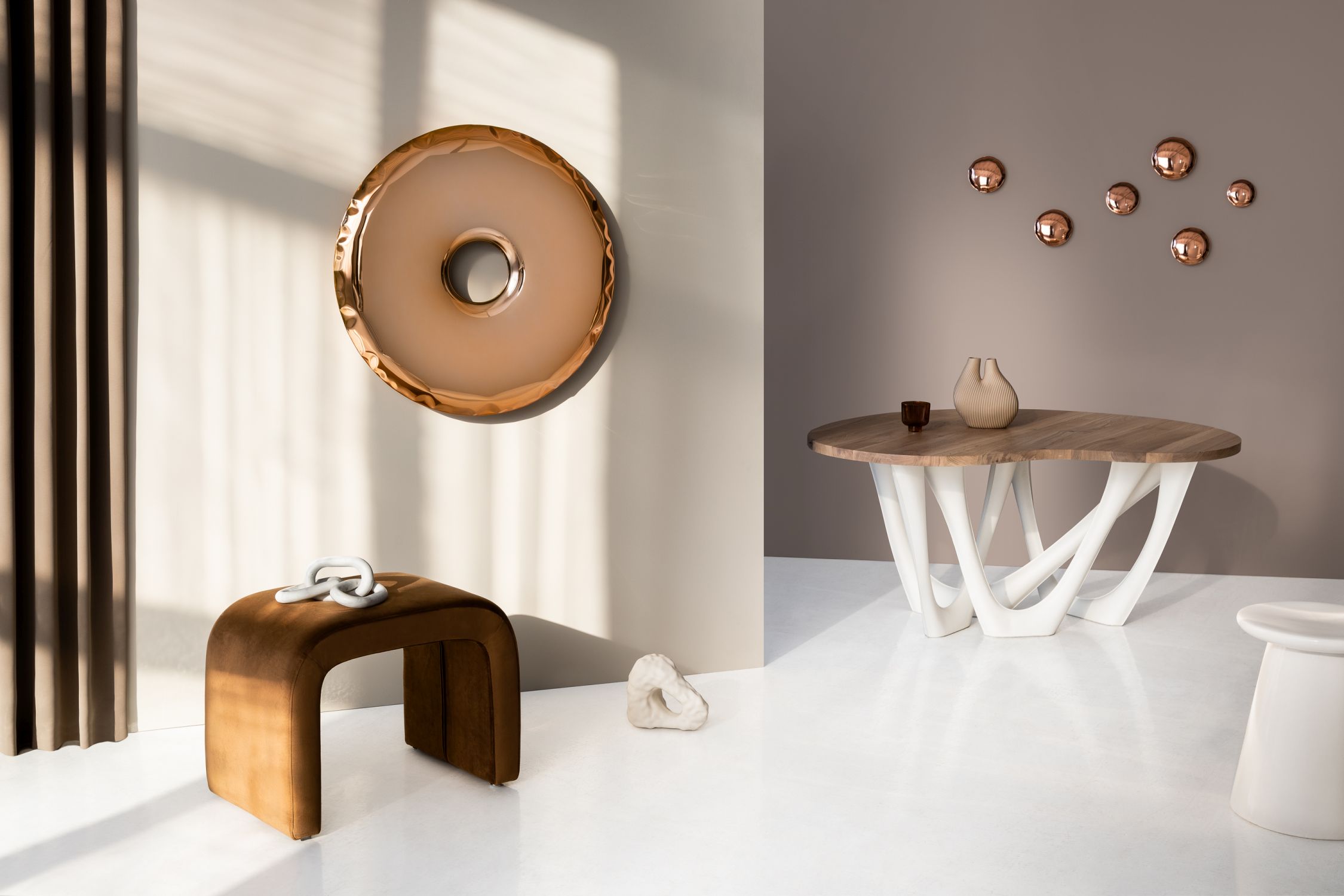 Nahaufnahme des Rondo Spiegel Aurum Gold von Zieta, ein runder Wandspiegel in Goldoptik.