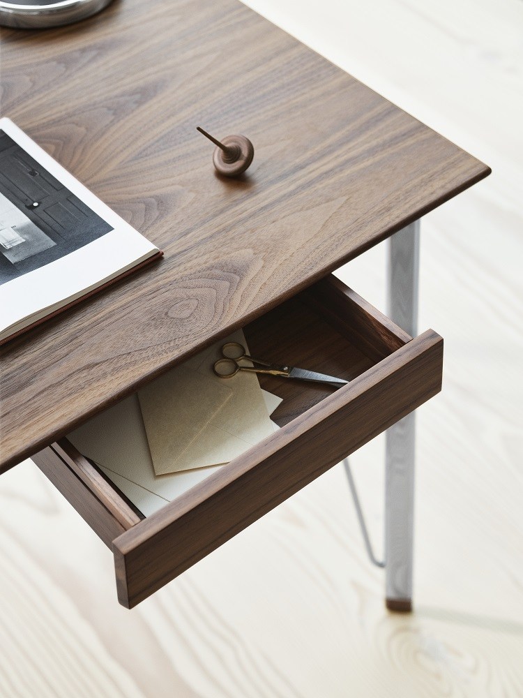FH3605 Schreibtisch von Fritz Hansen: Walnuss Schreibtisch mit Chrombeinen und offener Schublade.