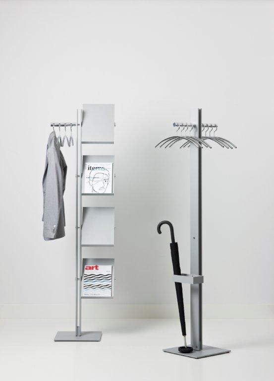 Standfree B Garderobenständer von Cascando mit Prospektablagen, Mantel, Regenschirm und Zeitschriften in grau.