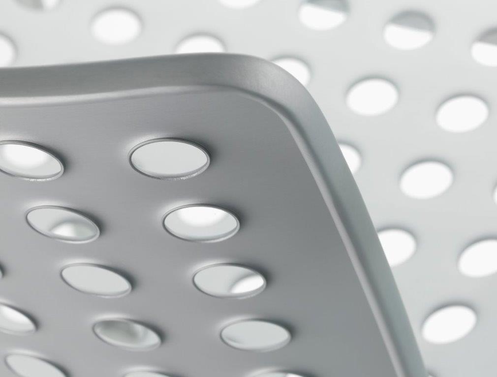 Detailaufnahme eines grauen Landi Stuhls von Vitra mit charakteristischer Lochmuster-Sitzfläche, modernes Design für Wohnen und Garten.