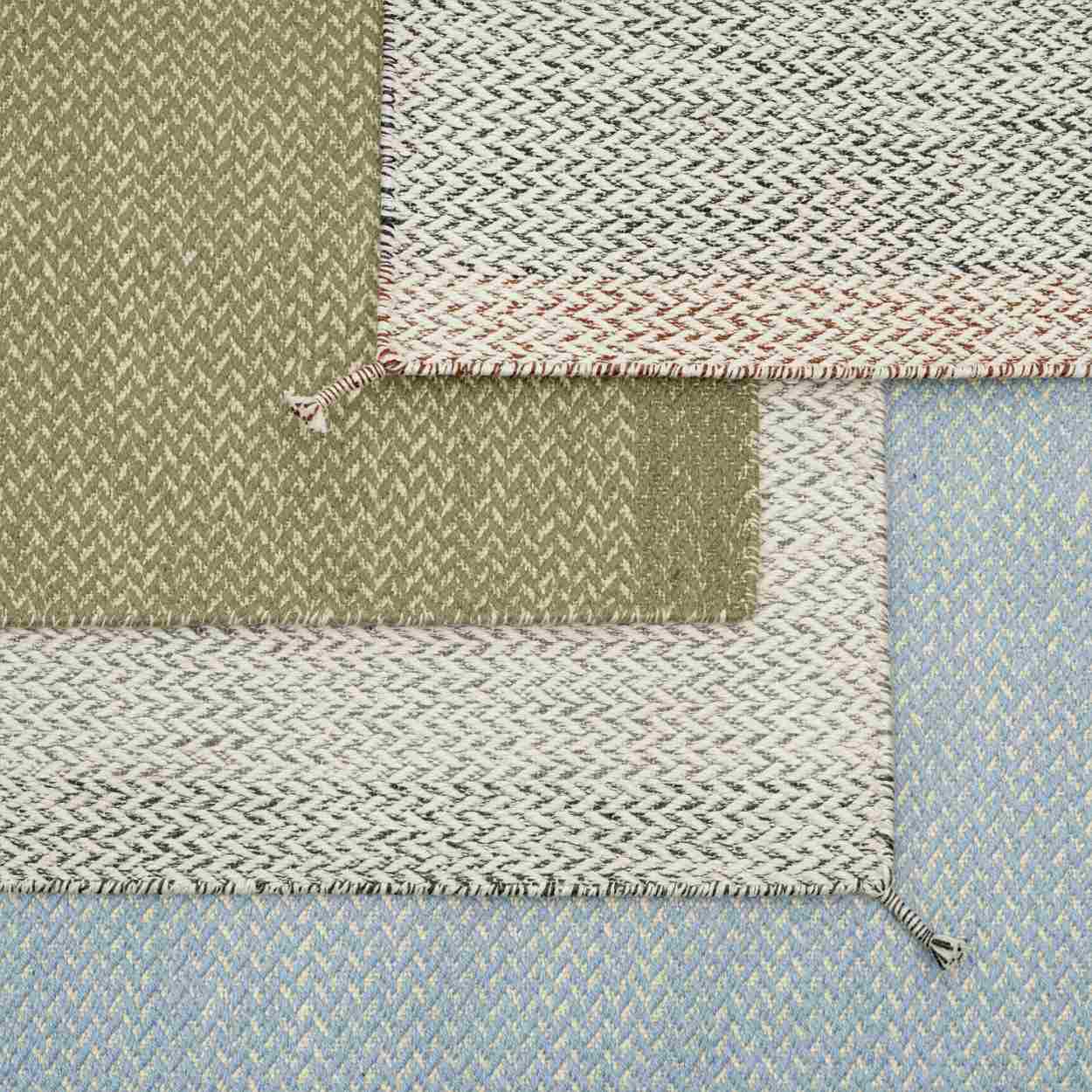 Detailaufnahme des Muuto Ply Rug Teppichs aus recyceltem Polyester für Innen- und Außenbereiche.