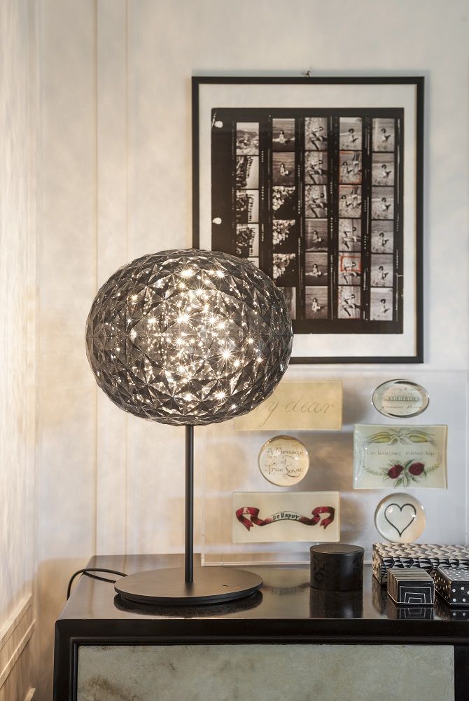 Nahaufnahme der Kartell Planet Tischleuchte, 53 cm, in Bernstein. Design Lampe mit Lichteffekten.