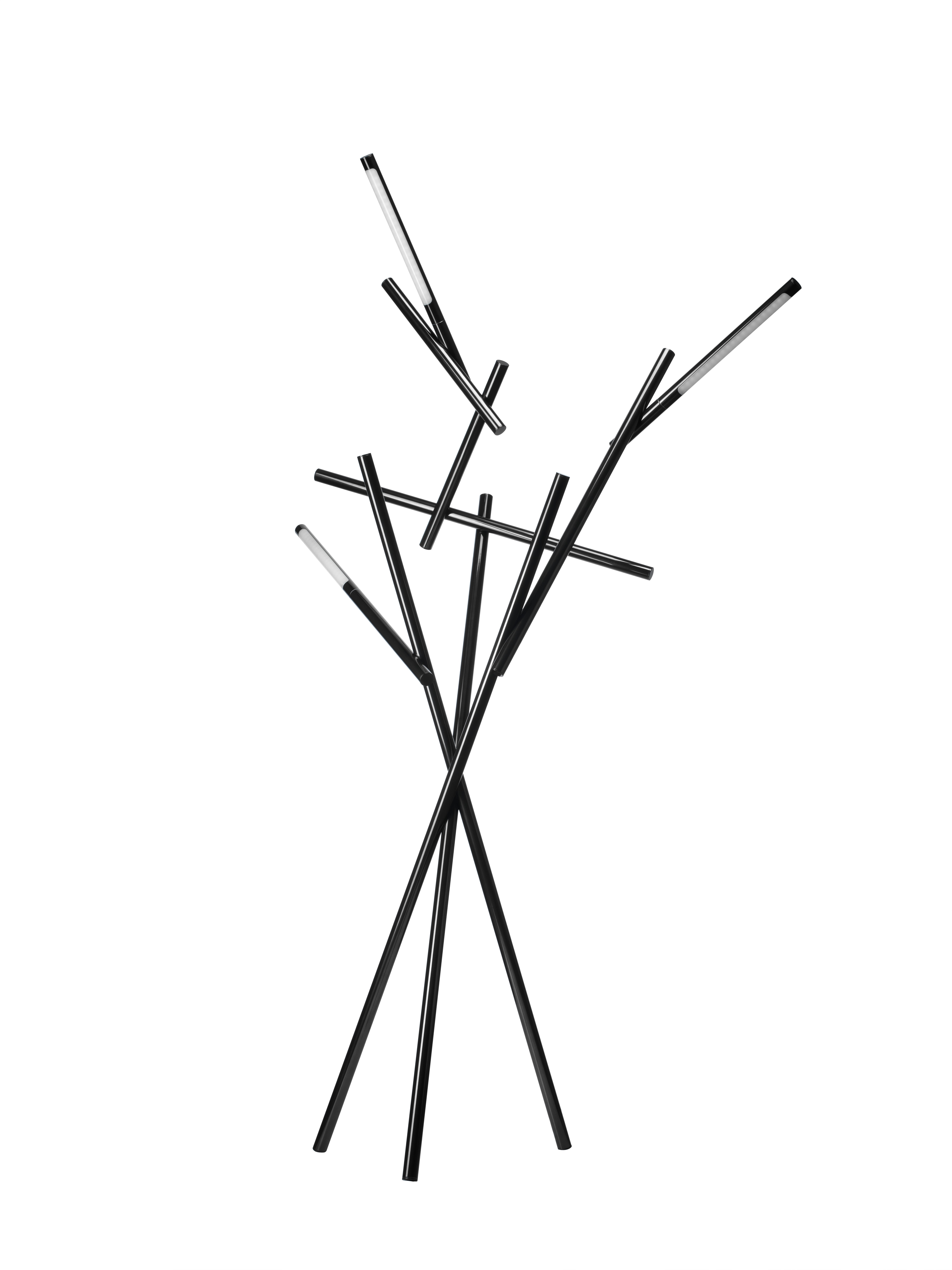 Tuareg Stehleuchte von Foscarini, modernes Design mit schwarzen, sich kreuzenden Stäben und integriertem LED-Licht.