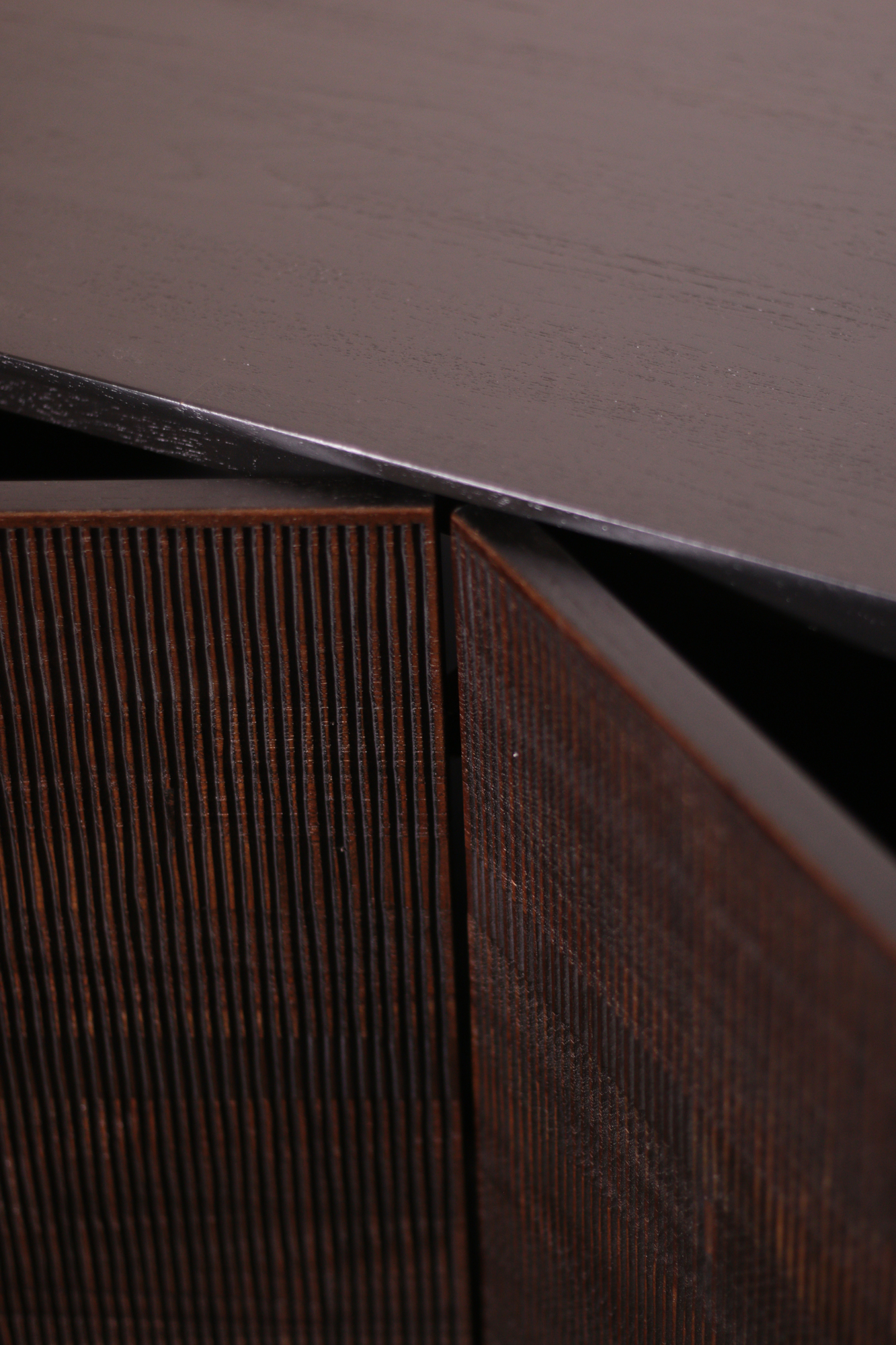 Detailaufnahme der Ethnicraft Teak Grooves Anrichte mit vier Türen, dunkles Teakholz und feine Rillenstruktur.