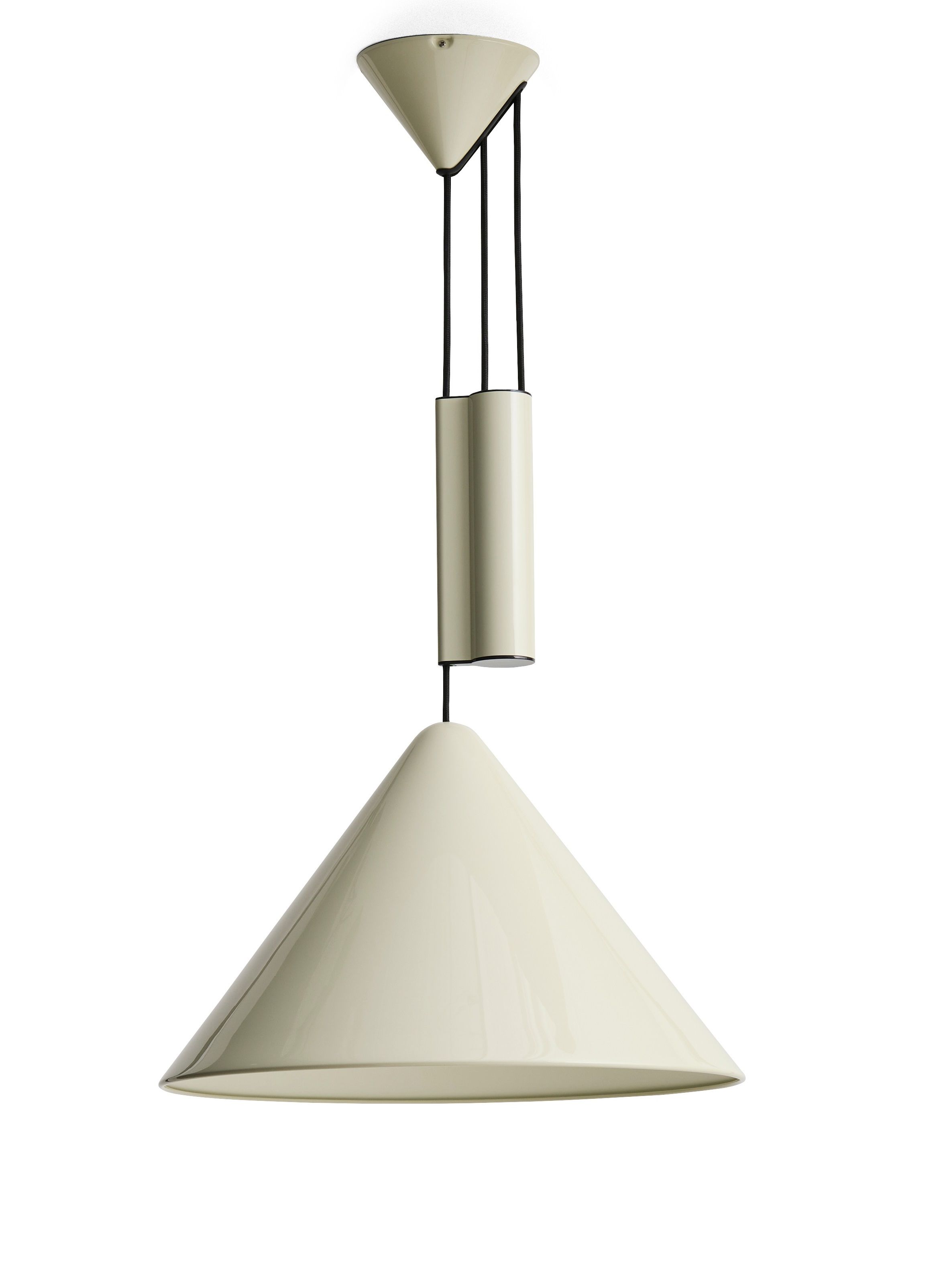 Helle Compass Adjustable Pendelleuchte 430 von Hay, Kegelform, höhenverstellbar mit schwarzen Seilen.
