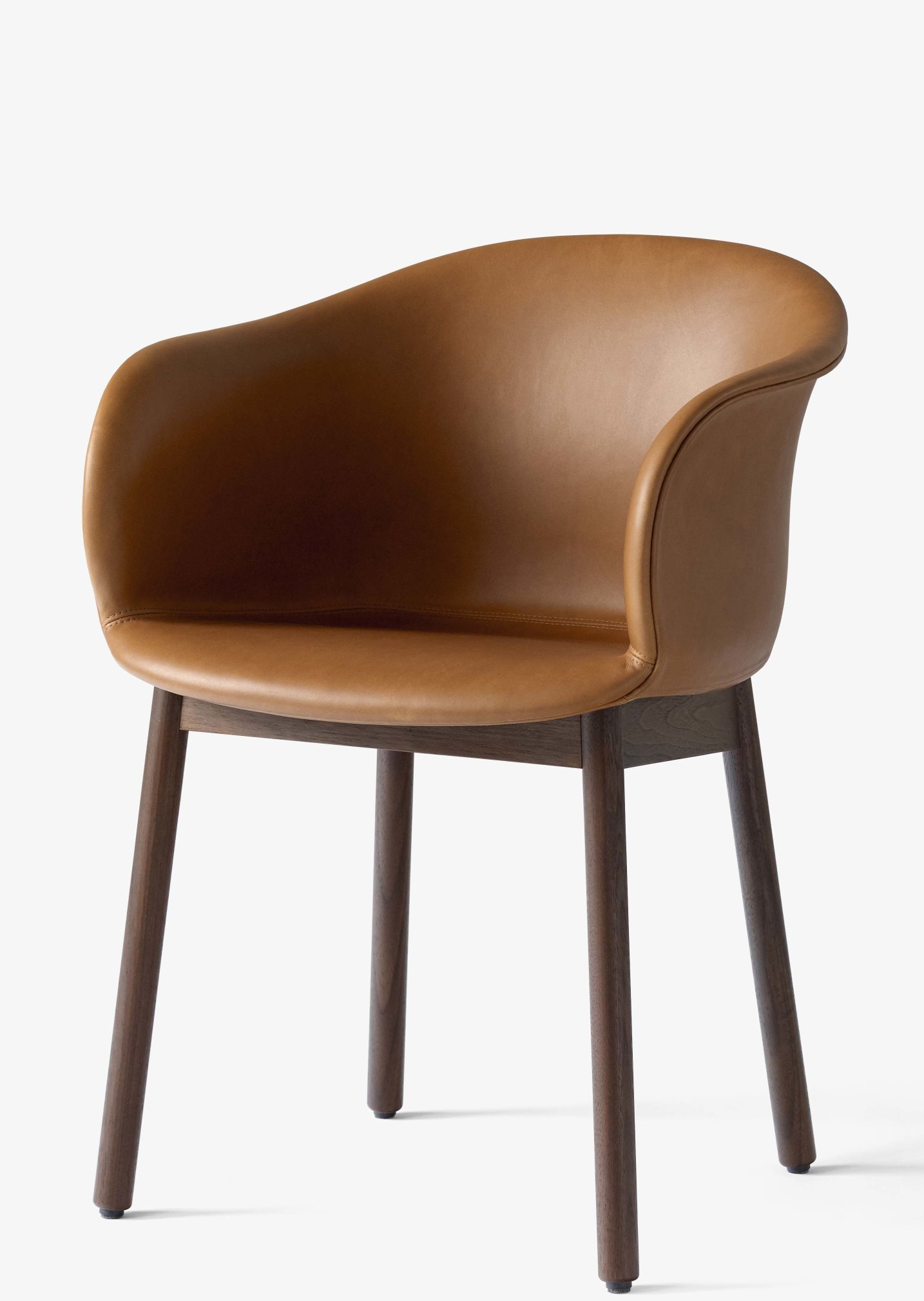 Eleganter Elefy Lounge Chair Sessel von AndTradition mit braunem Lederbezug und dunklem Holzgestell.