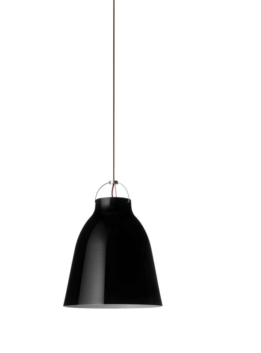 Schwarze Caravaggio Pendelleuchte von Fritz Hansen mit braunem Kabel und glänzender Oberfläche vor weißem Hintergrund.