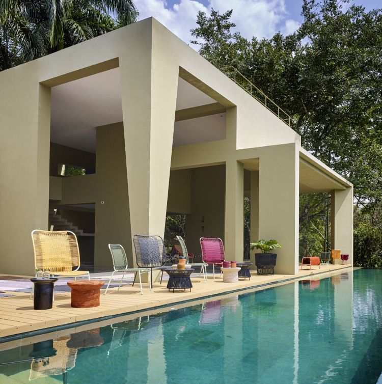 Ames Cielo Lounge Stühle in verschiedenen Farben am Pool, Outdoor Möbel.