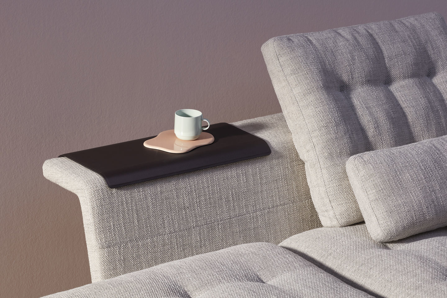 Detailaufnahme des Vitra Grand Sofa 3-Sitzer in Beige mit Ablage und Tasse, modernes Wohnzimmer Design.