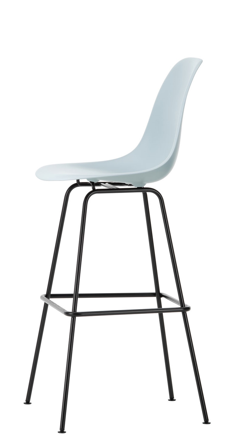 Eames Plastic Bar Stool von Vitra, hoher Hocker mit hellblauer Sitzschale und schwarzem Gestell.