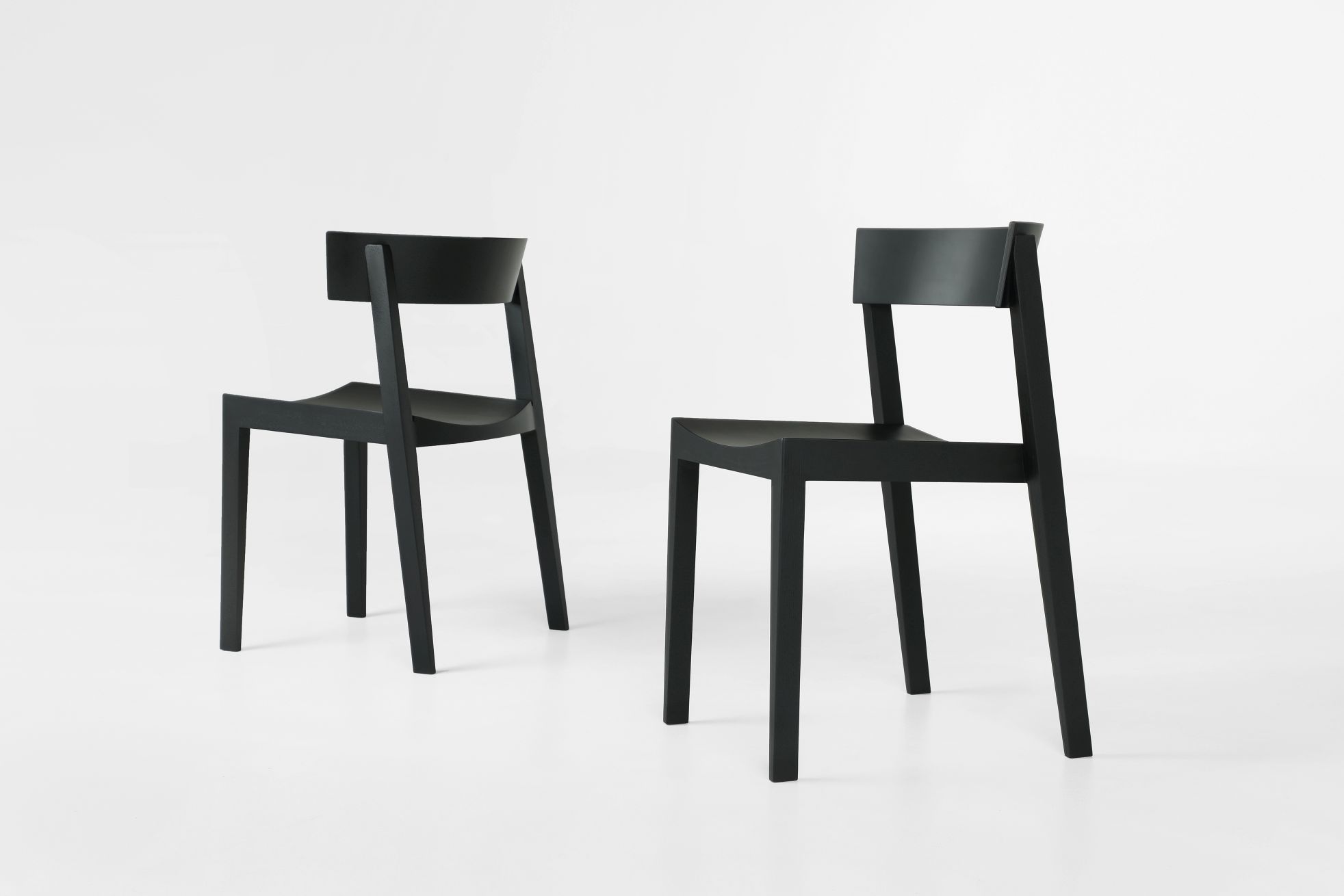 Zwei moderne Bik Stühle von Prostoria in Schwarz, minimalistisches Design für Esszimmer und Wohnbereich.