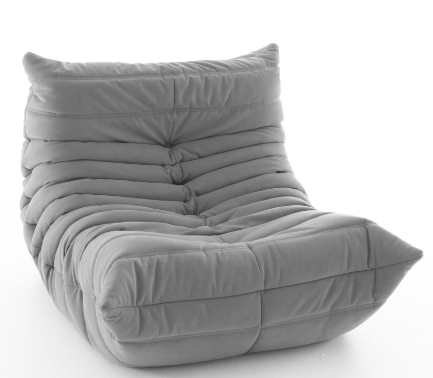 Grauer Togo Sessel von Ligne Roset, moderner Lounge Sessel mit charakteristischer, bodennaher Form und gesteppter Polsterung.