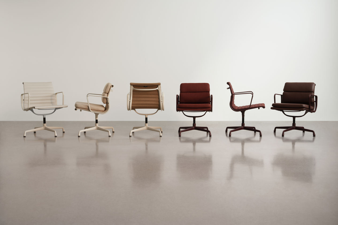 Reihe von fünf Soft Pad Chairs EA219 von Vitra in verschiedenen Farben und Materialien.