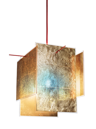 24 Karat Blau Hängeleuchte von Ingo Maurer: Moderne Deckenleuchte mit Blattgold und rotem Kabel.