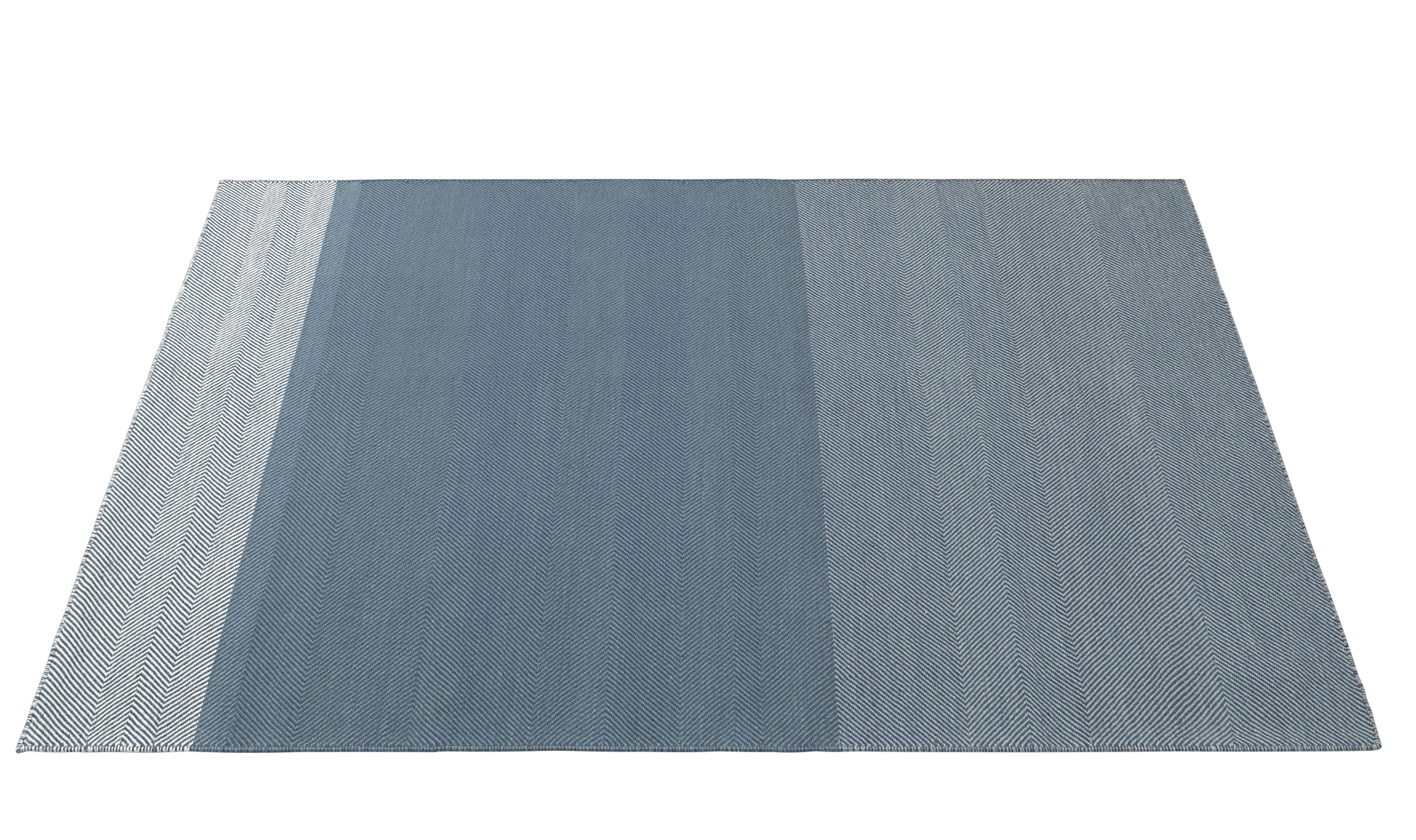 Muuto Varjo Rug Teppich, blaugrauer Teppich mit Fischgrätenmuster und hellgrauem Streifen, modernes Design.