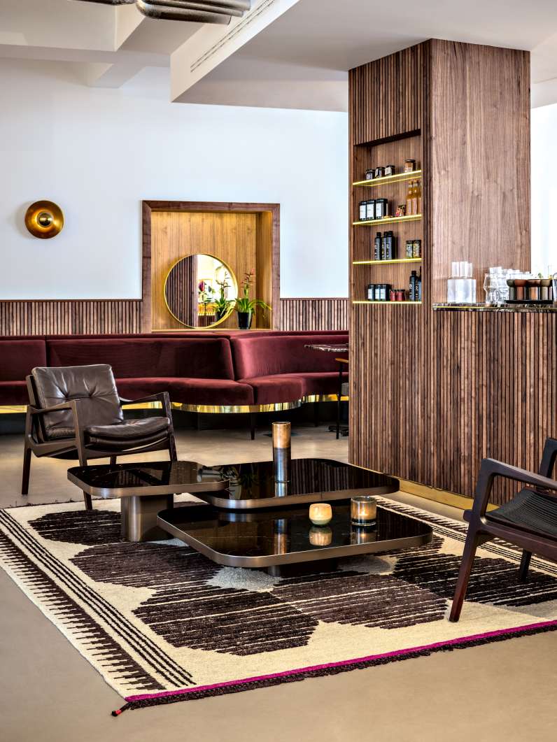 ClassiCon Bow Coffee Table No. 3 im modernen Wohnzimmer mit Teppich und Designermöbeln.