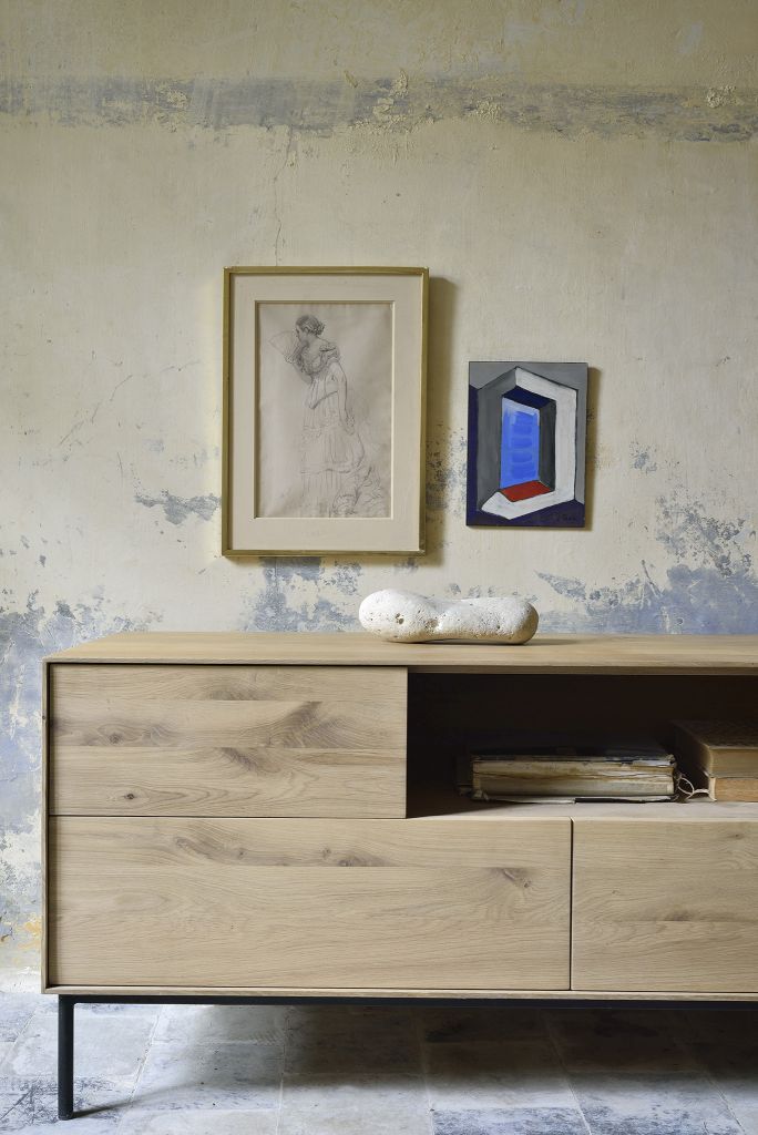 Whitebird TV Möbel von Ethnicraft: Modernes Lowboard aus hellem Holz mit Schubladen und Ablagefläche.