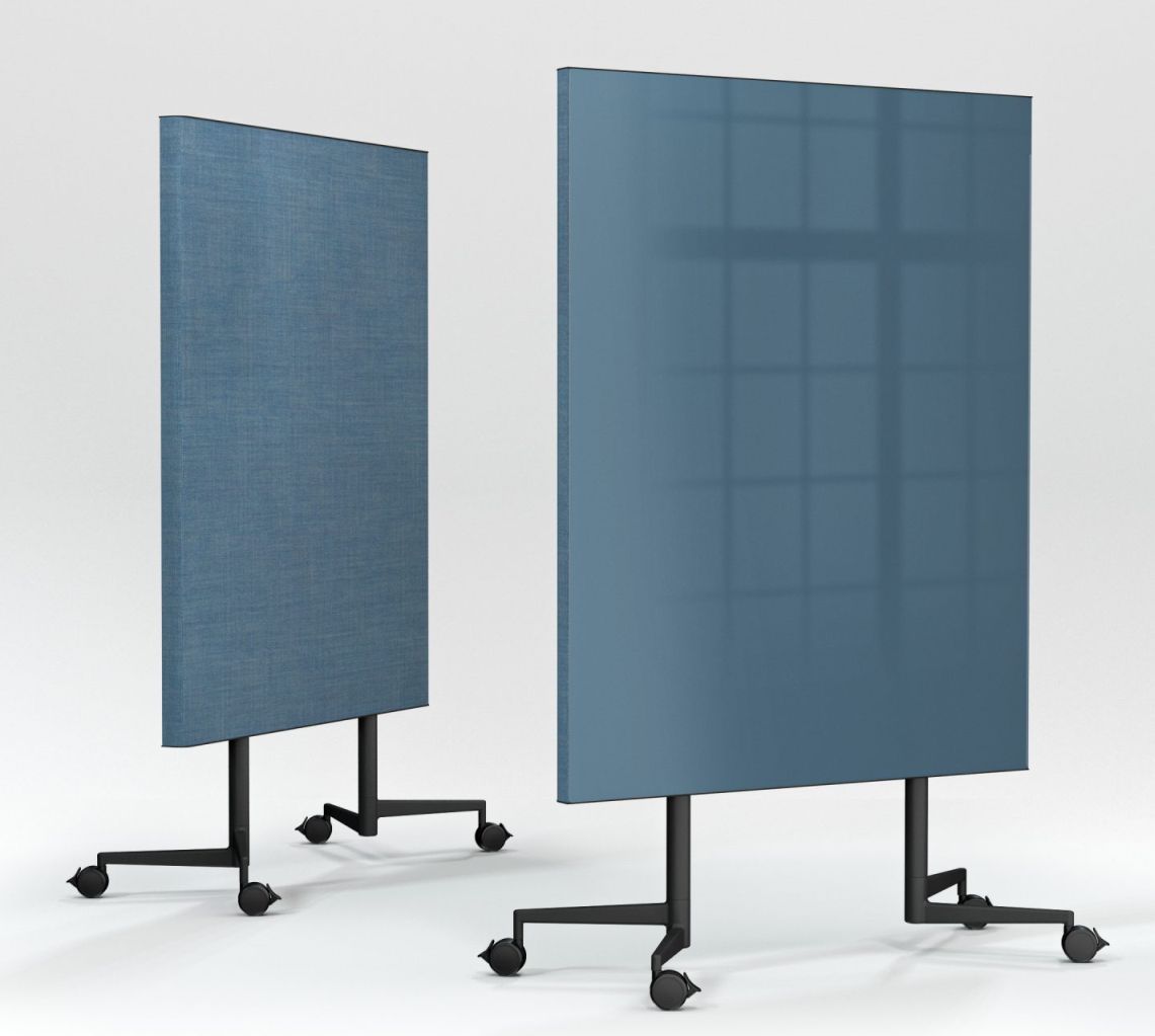 Zwei blaue Chat Board Move Acoustic Stellwände mit Rollenfuß für Büro und Konferenzraum.