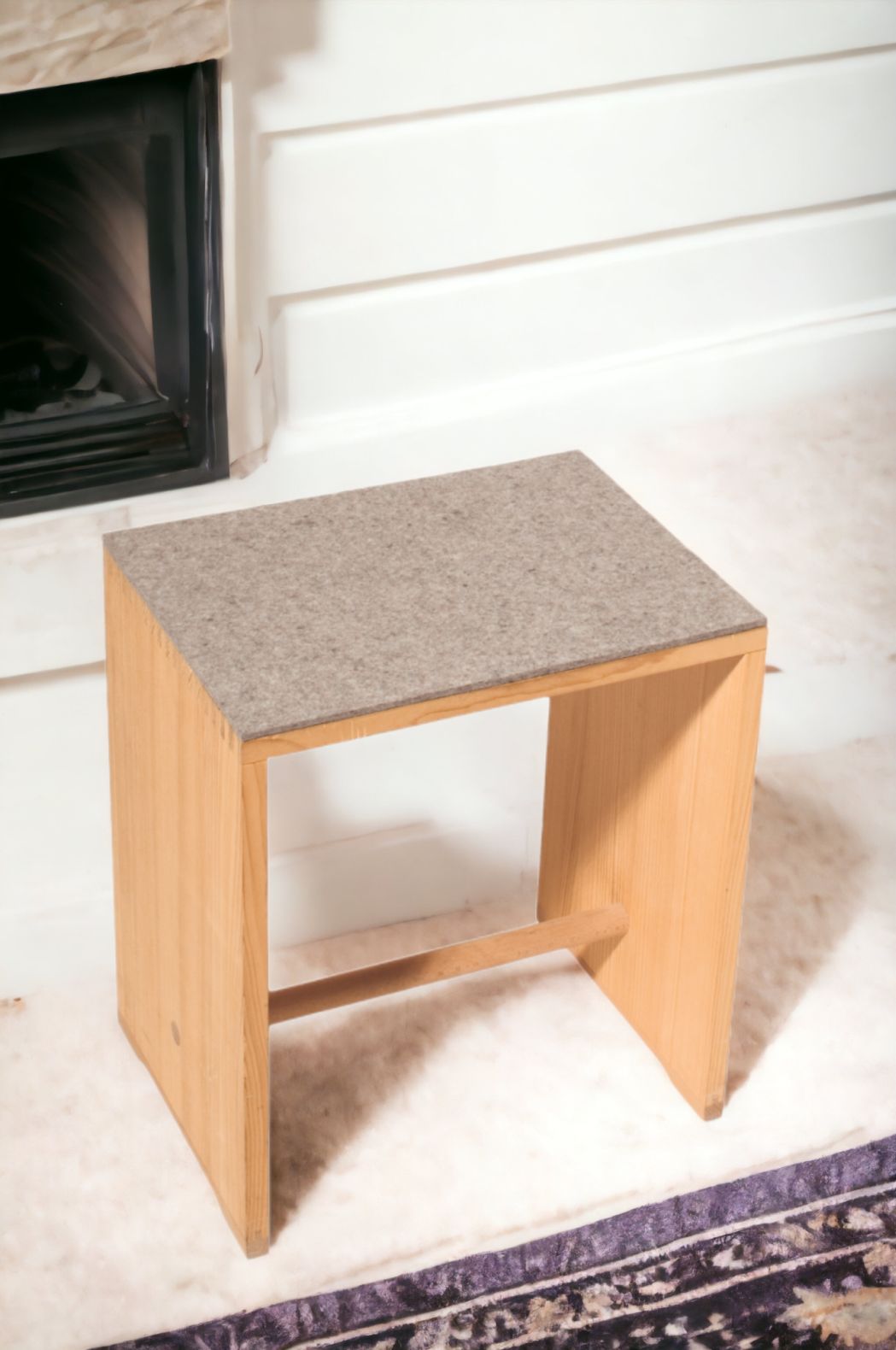 Holzhocker mit Filzauflage, minimalistisches Design für Wohnzimmer und Schlafzimmer, vielseitig als Beistelltisch oder Sitzgelegenheit.