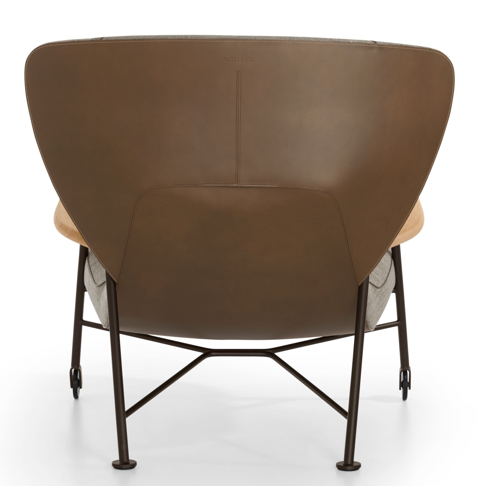 Rückansicht des Walter Knoll Shinzo Lounge Chair Sessels mit braunem Leder, Textilbezug und Metallgestell.