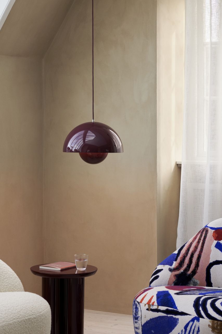 Nahaufnahme der Flowerpot VP7 Pendelleuchte von AndTradition in dunklem Rot, hängend im modernen Interieur.