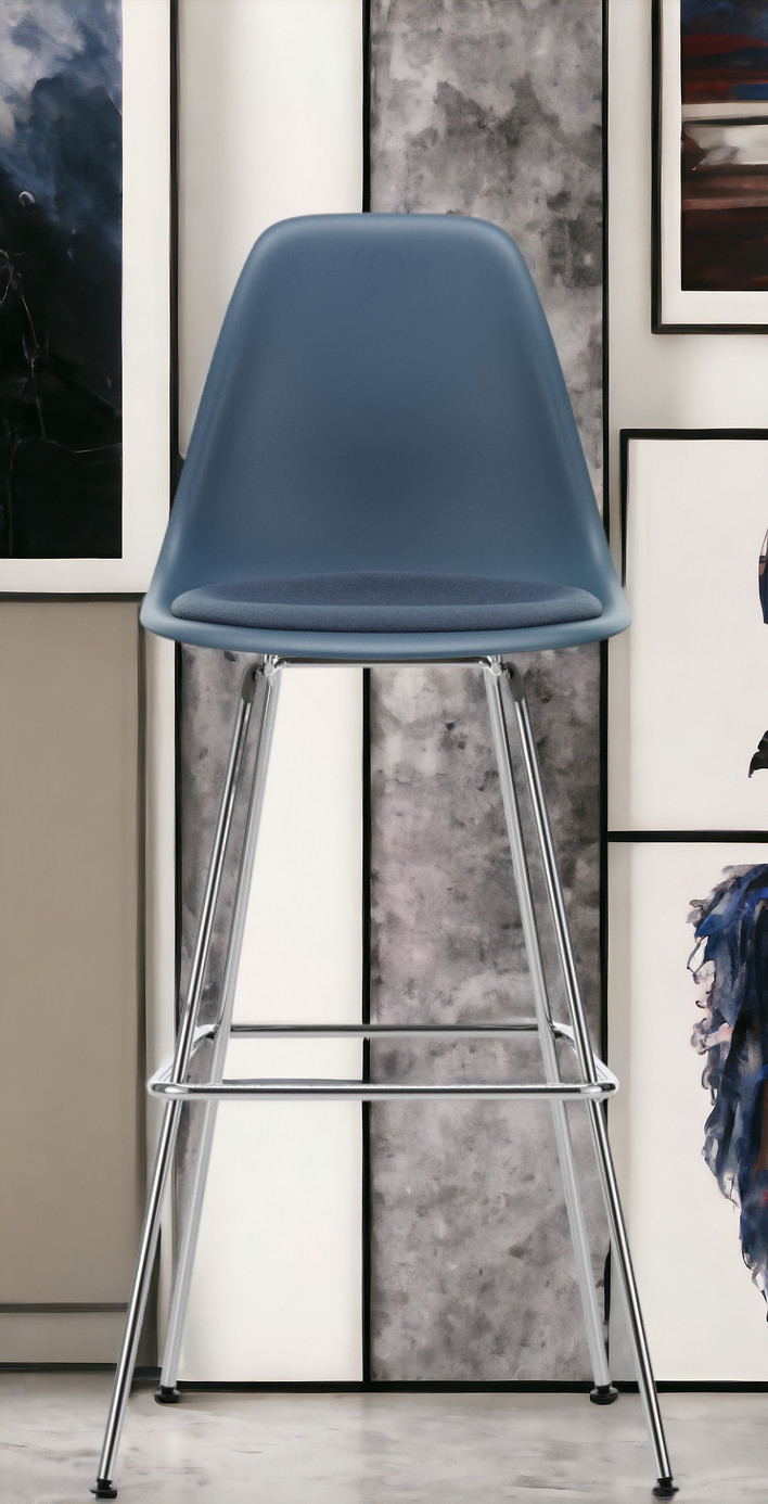 Blauer Eames Plastic Bar Stool Barhocker High von Vitra mit Sitzpolster und verchromtem Gestell.
