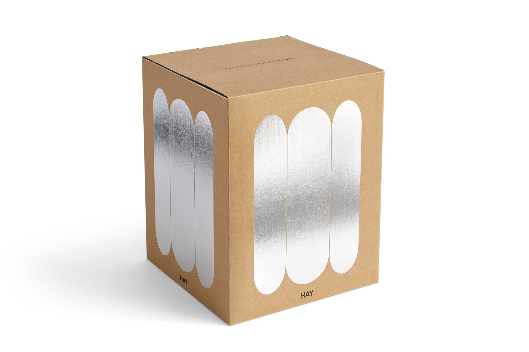 Karton der Arcs Vase L Mirror von Hay mit silbernen, bogenförmigen Verzierungen.