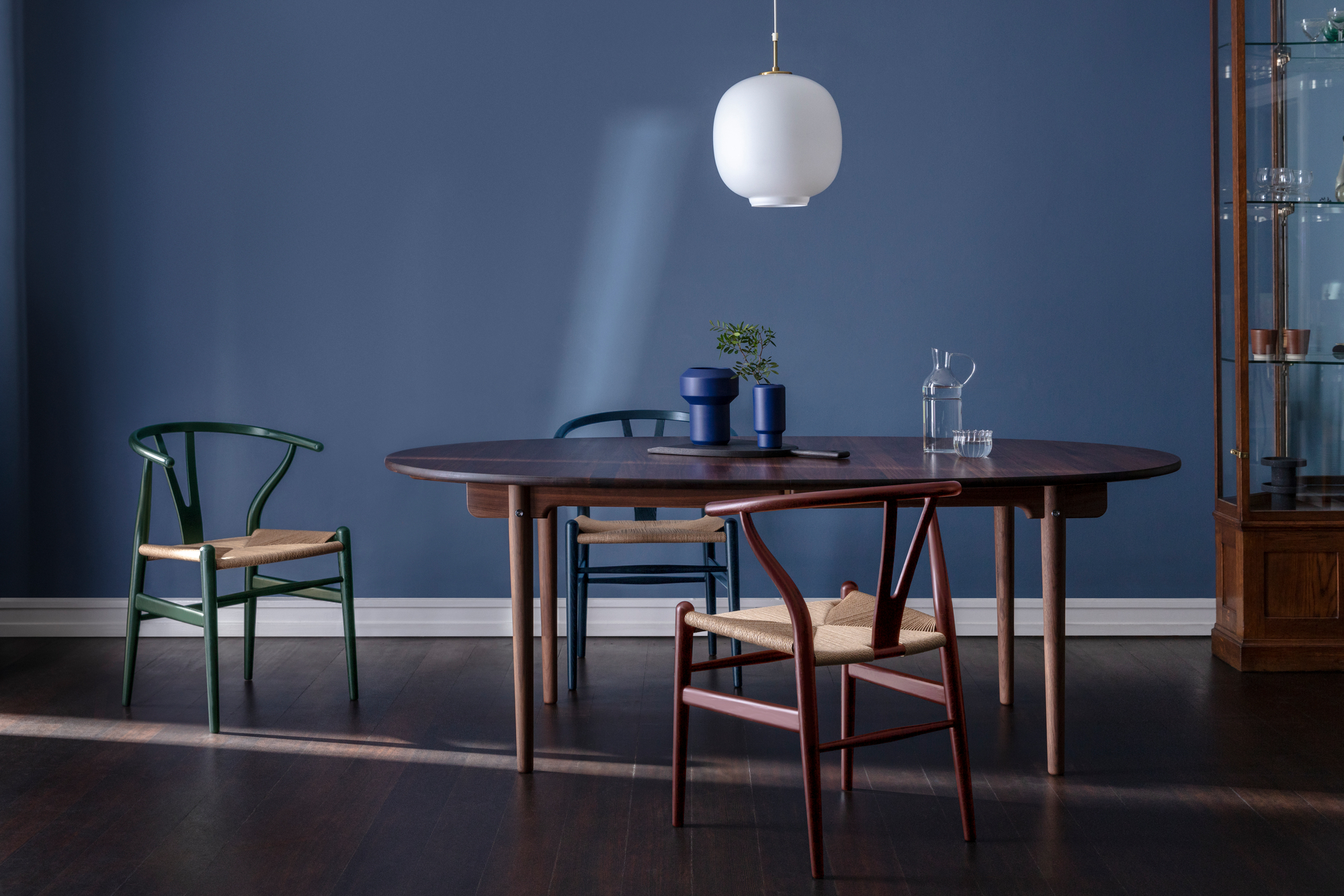 Esszimmer mit CH24 Wishbone Chairs Limited Edition in Russet, Blues und Harmony Farben.
