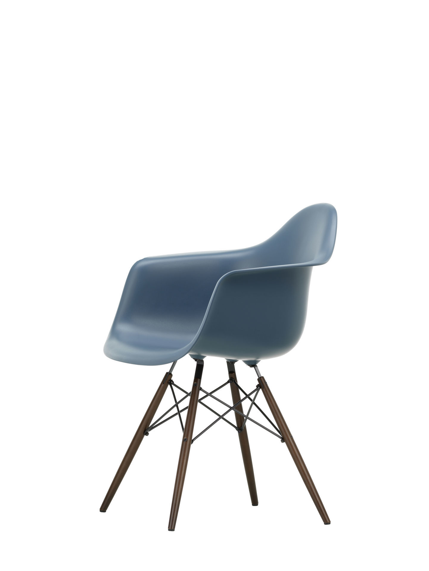 Eames Plastic Arm Chair DAW Stuhl in Blaugrau mit Ahorn-Holzbeinen von Vitra, seitliche Ansicht.