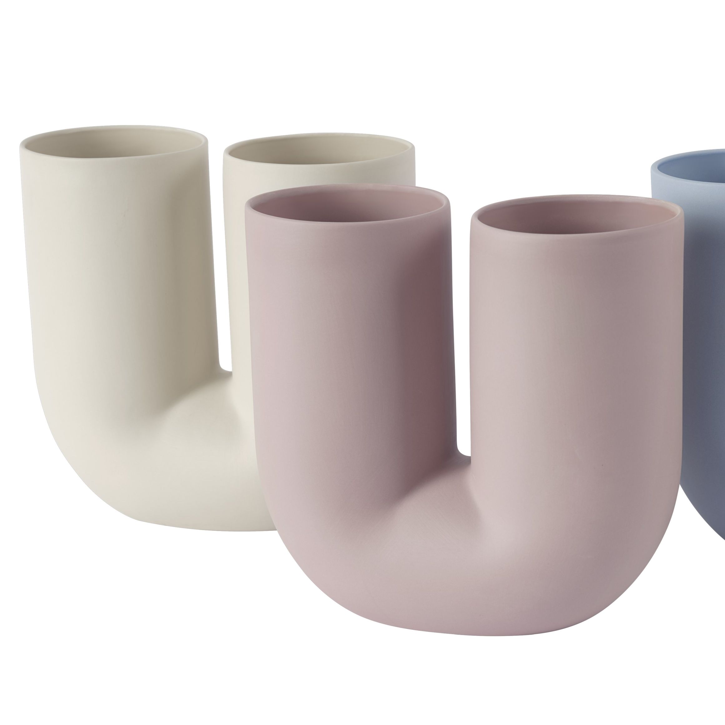 Mehrere Muuto Kink Vasen in Beige, Rosa und Hellblau auf weißem Hintergrund. Dekorative Design Vasen.