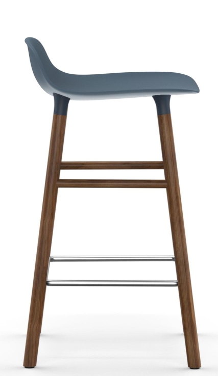 Normann Copenhagen Form Barhocker H 65 cm aus Holz, blaue Sitzfläche, Fußstütze aus Metall.