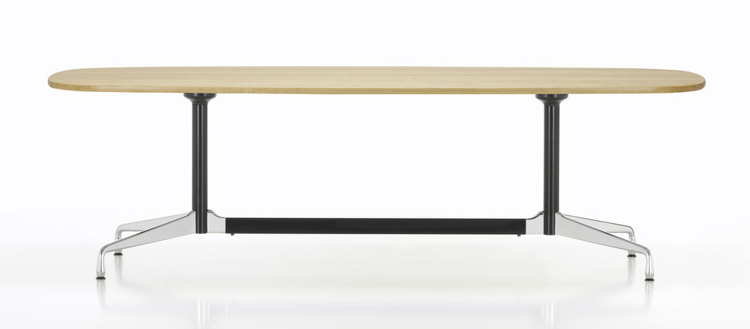 Eames Segmented Table Esstisch mit Bootsform, helle Tischplatte und schwarzem Untergestell von Vitra.