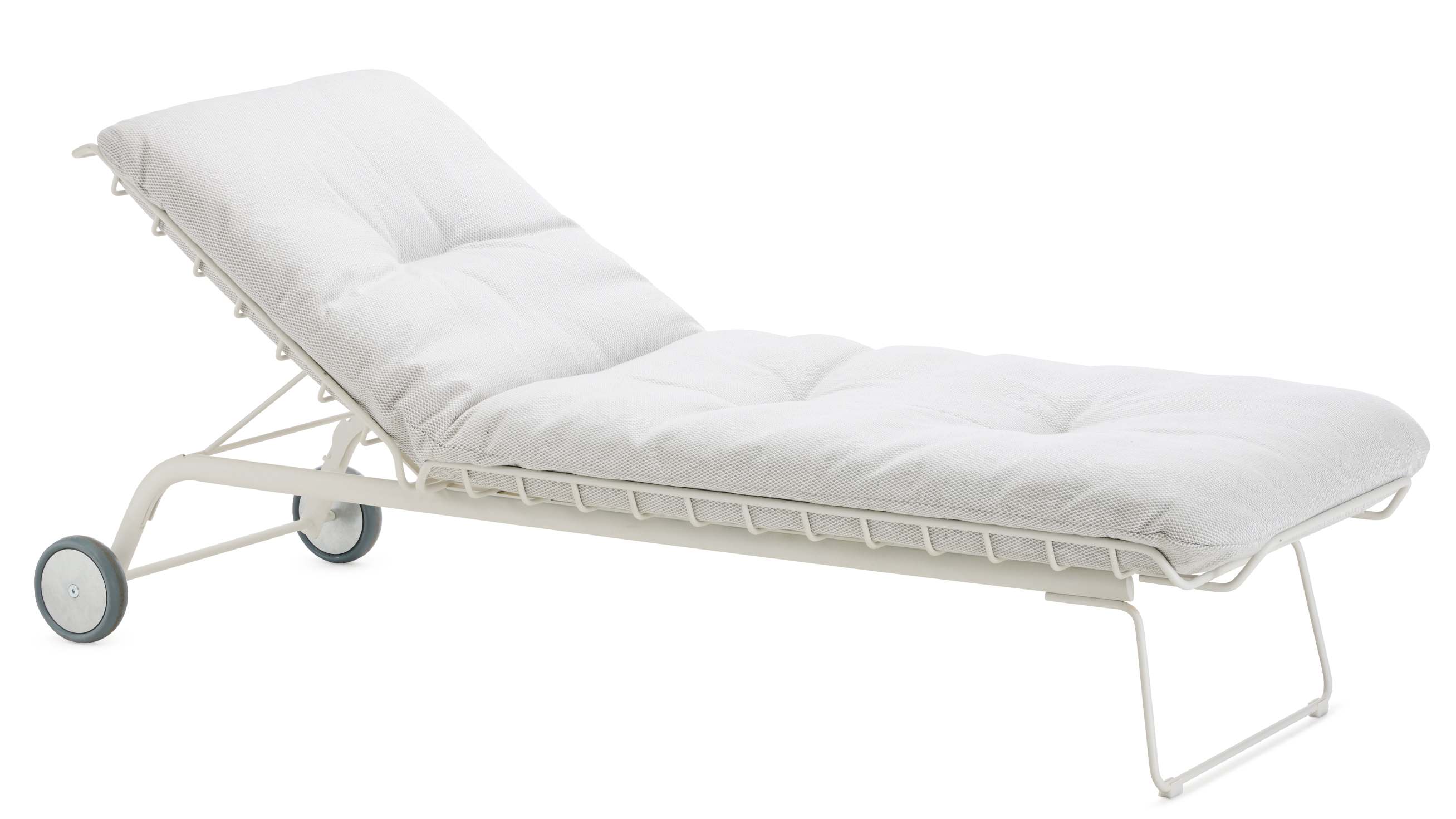 Leyasol Sonnenliege von Freifrau Manufaktur, weiße Indoor Outdoor Liege mit Rädern und gepolsterter Auflage.