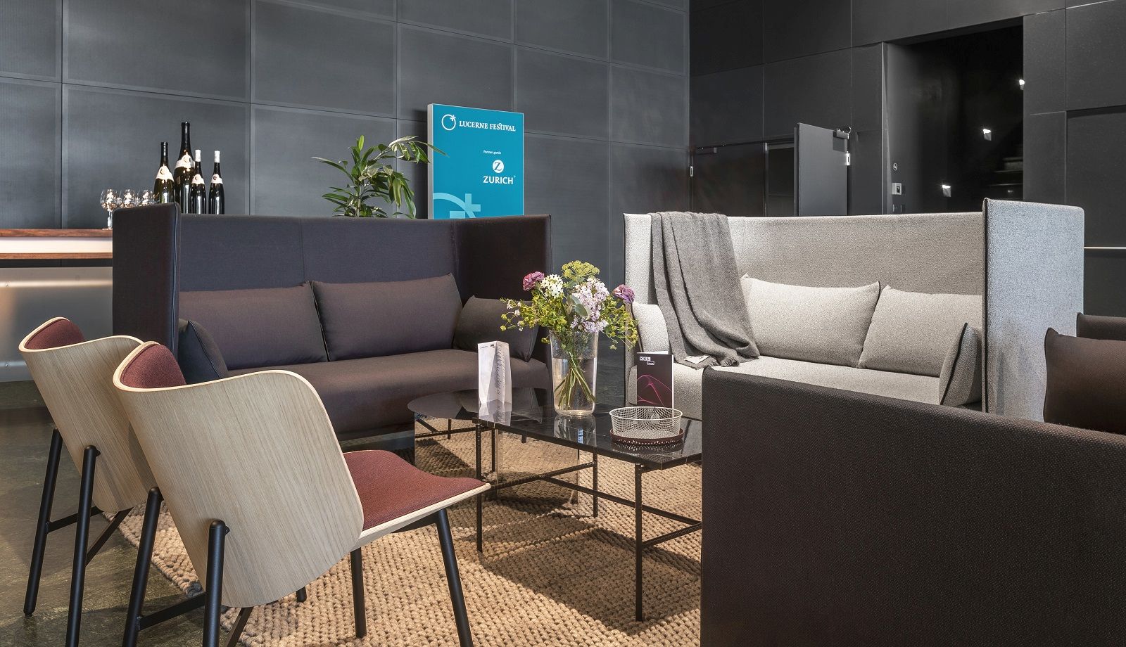 Silhouette Sofa 2-Sitzer High Back von Hay in einem modernen Wartebereich mit Sesseln und Couchtisch.